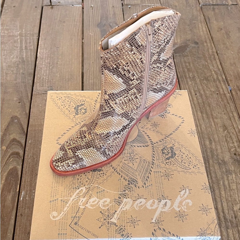 Women’s ankle boot size 40.